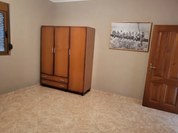 Tirane, jepet me qera shtepi 2+1 , 400 € 