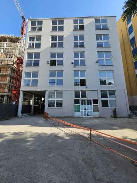 Tirane, jepet me qera ambjent biznesi Kati 5, 3.000 m² 7.000 € (Rruga Demokracia)