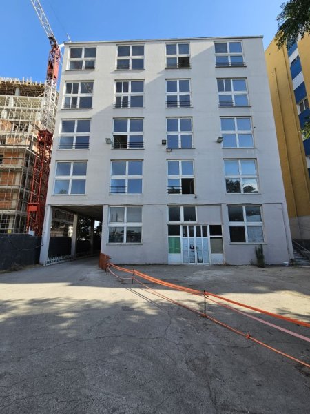 Tirane, jepet me qera ambjent biznesi Kati 5, 3.000 m² 7.000 € (Rruga Demokracia)