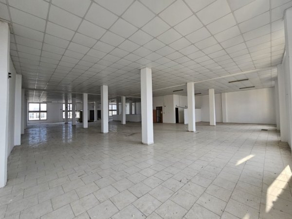 Tirane, jepet me qera ambjent biznesi Kati 5, 3.000 m² 8.000 € (Rruga Demokracia)