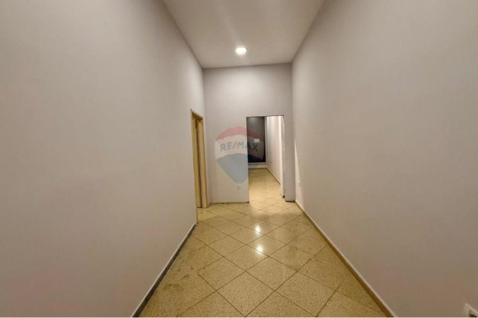 Tirane, jepet me qera zyre Kati 1, 136 m² 900 € (Rruga Kodra e Diellit Kodra e Diellit 1, Tiranë)