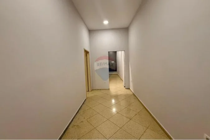 Tirane, jepet me qera zyre Kati 1, 136 m² 900 € (Rruga Kodra e Diellit Kodra e Diellit 1, Tiranë)