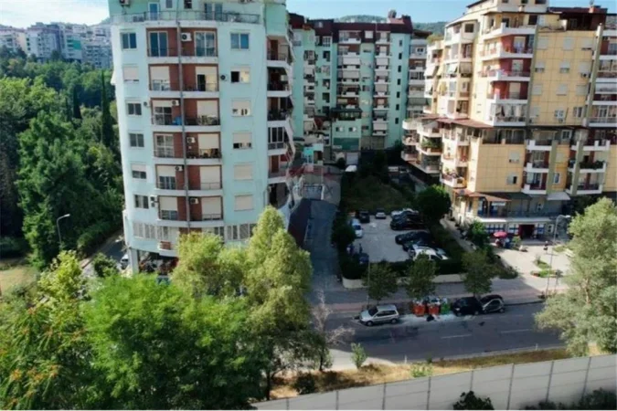 Tirane, jepet me qera zyre Kati 1, 136 m² 900 € (Rruga Kodra e Diellit Kodra e Diellit 1, Tiranë)