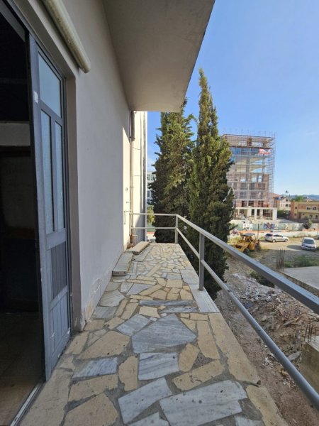 Tirane, jepet me qera ambjent biznesi Kati 5, 3.000 m² 7.000 € (Rruga Demokracia)