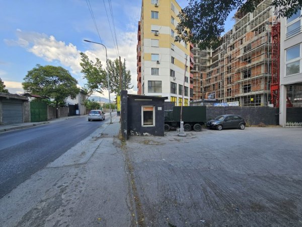 Tirane, jepet me qera ambjent biznesi Kati 5, 3.000 m² 7.000 € (Rruga Demokracia)