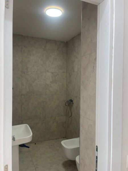 Tirane, jepet me qera zyre Kati 3, 97 m² 600 € (ASTIR)