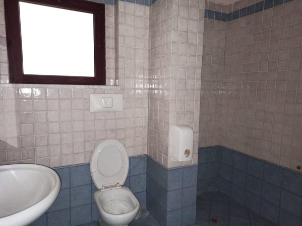 Tirane, jepet me qera zyre Kati 7, 130 m² 18.00 € (Qender)
