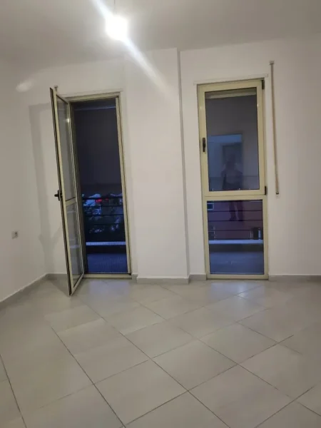 Tirane, jepet me qera apartament 2+1 Kati 2, 650 € 