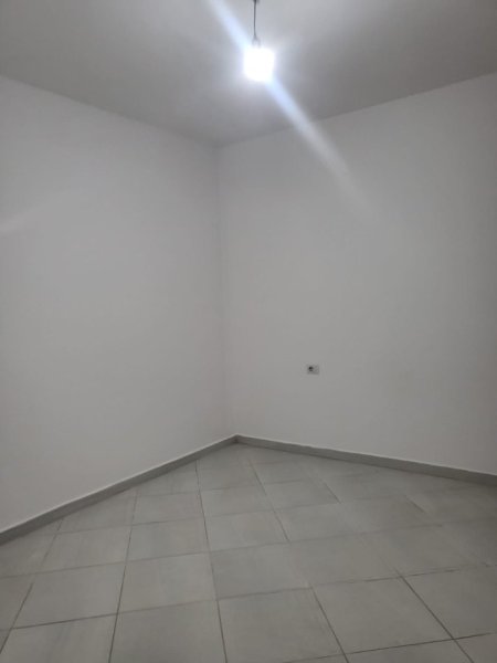 Tirane, jepet me qera apartament 2+1 Kati 2, 650 € 