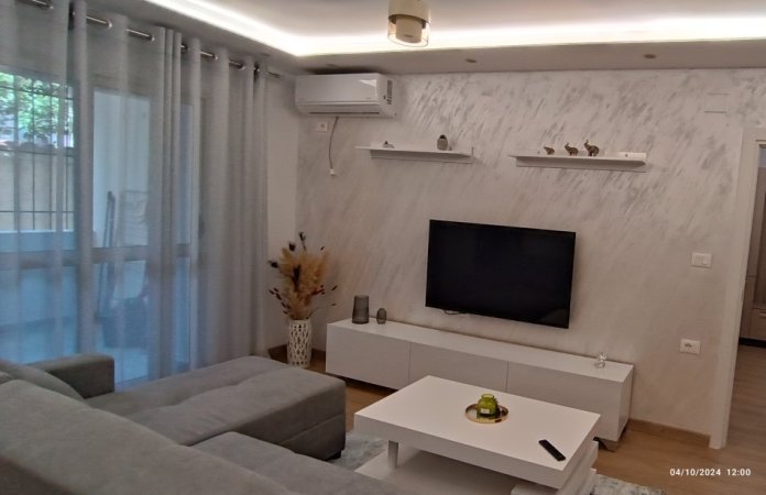 Tirane, jap me qera apartament 2+1+Ballkon Kati 1, 75 m² 800 € (Rruga Bardhok Biba)