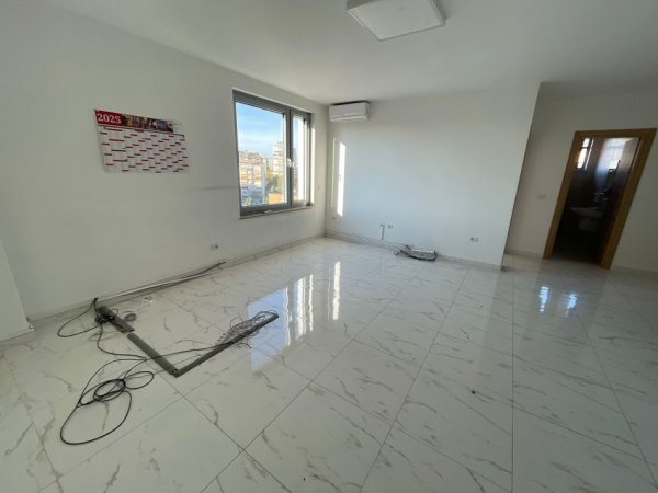 Tirane, jepet me qera zyre Kati 7, 70 m² 700 € (Stadiumi Dinamo)