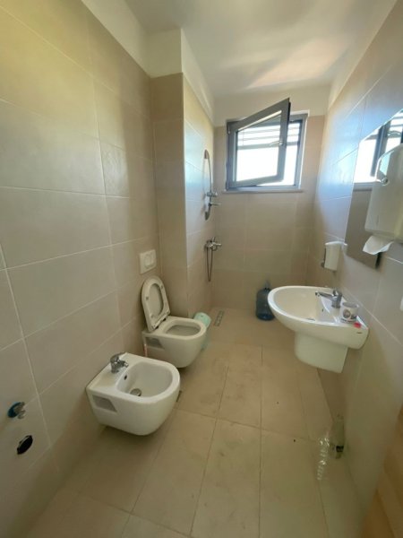 Tirane, jepet me qera zyre Kati 7, 70 m² 700 € (Stadiumi Dinamo)