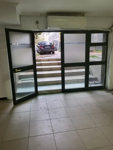 Tirane, jepet me qera ambjent biznesi , 85 m² 450 € 