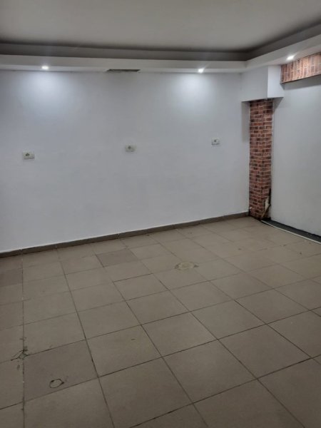 Tirane, jepet me qera ambjent biznesi , 85 m² 450 € 