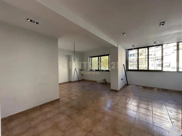 Tirane, jepet me qera zyre Kati 2, 38 m² 500 € (9 Kateshet)