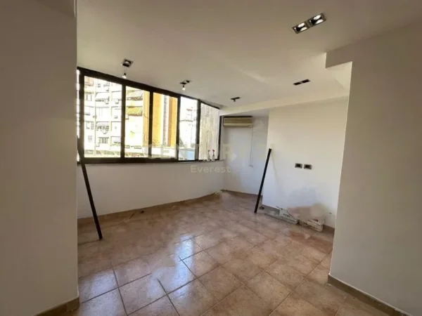 Tirane, jepet me qera zyre Kati 2, 38 m² 500 € (9 Kateshet)