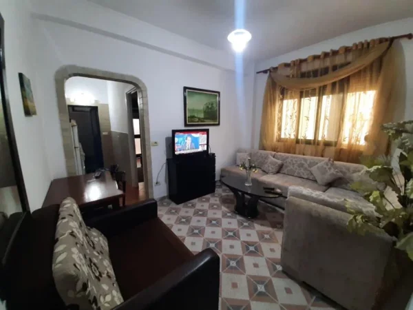 Tirane, jepet me qera apartament 1+1 Kati 1, 55 m² 450 € (stacioni trenit)