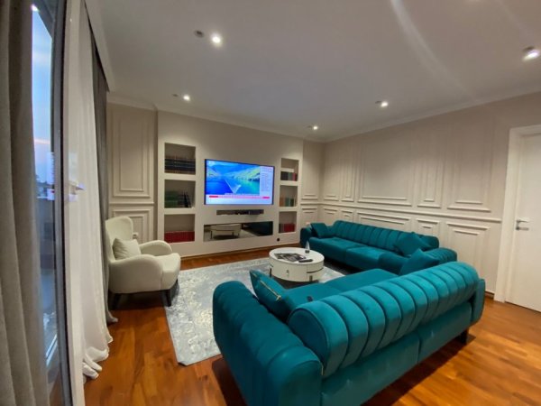 Tirane, jepet me qera apartament+verande | Penthouse 2+1 Kati 9, 210 m² 1.600 € (Rruga Islam Alla)