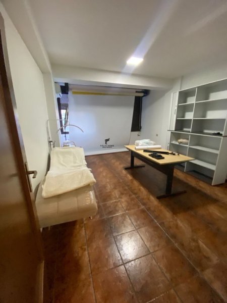 Tirane, jepet me qera zyre Kati 2, 106 m² 800 € (MYSLYM SHYRI)