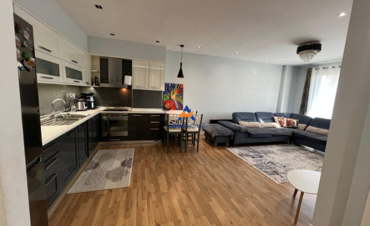 Tirane, jepet me qera 2+1+Ballkon Kati 8, 120 m² 550 € 