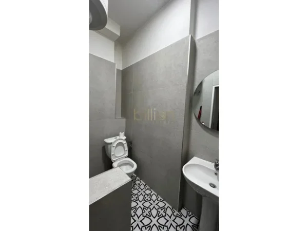 Tirane, jepet me qera 1+1 , 78 m² 500 € (Rruga Barikadave)