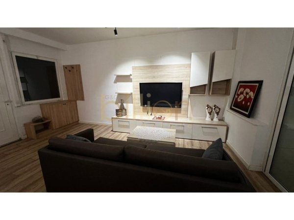 Tirane, jepet me qera 1+1 , 78 m² 500 € (Rruga Barikadave)