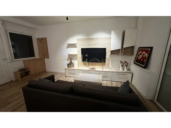 Tirane, jepet me qera 1+1 , 78 m² 500 € (Rruga Barikadave)