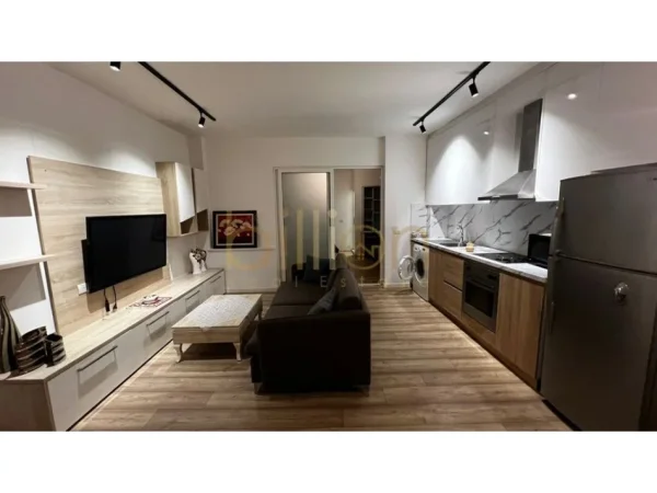 Tirane, jepet me qera 1+1 , 78 m² 500 € (Rruga Barikadave)