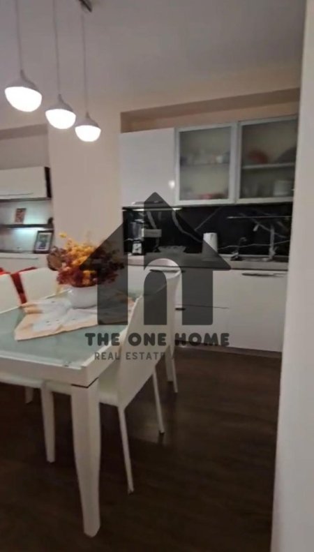 Tirane, shitet apartament 2+1+Ballkon Kati 5, 95 m² 205.000 € (prane Fakultetit Mjekesis)