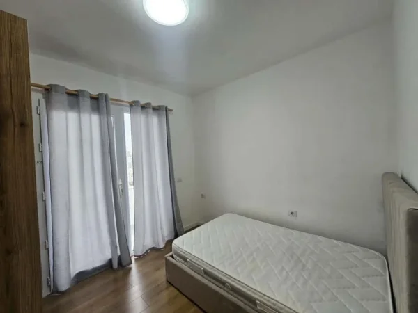 Tirane, jepet me qera apartament 3+1+Ballkon Kati 8, 100 m² 700 € (Ish fusha e Aviacionit)