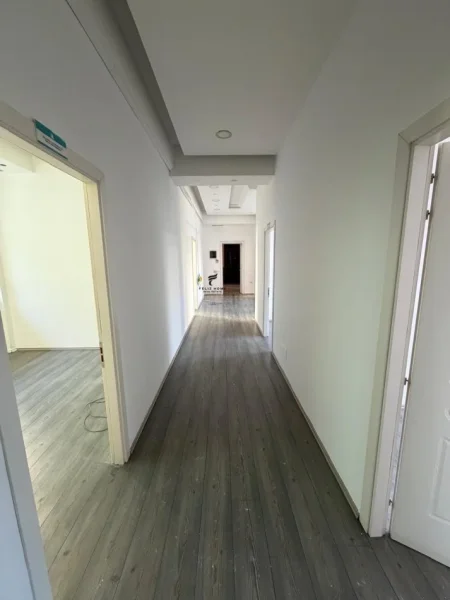 Tirane, jepet me qera zyre Kati 1, 150 m² 1.500 € (VASIL SHANTI)