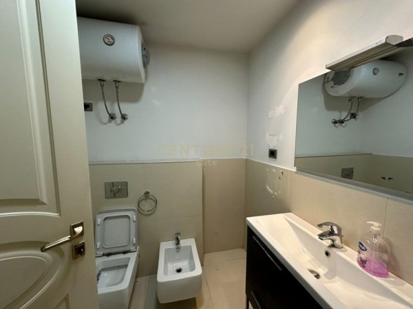 Tirane, jepet me qera zyre Kati 5, 100 m² 1.500 € (Ambasador 1, Rruga e Elbasanit)