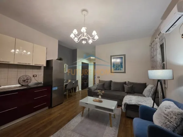 Tirane, jepet me qera apartament 1+1+Ballkon Kati 8, 68 m² 700 € (PAZARI I RI)