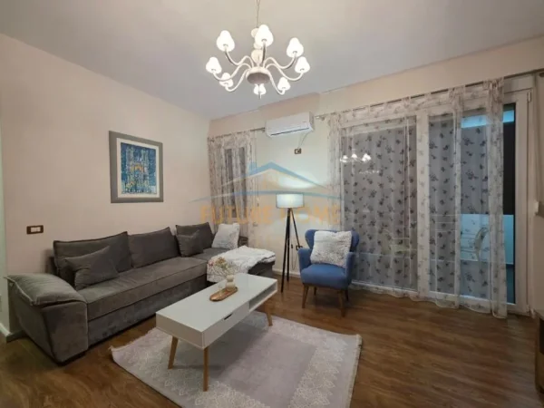 Tirane, jepet me qera apartament 1+1+Ballkon Kati 8, 68 m² 700 € (PAZARI I RI)