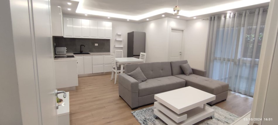 Tirane, jepet me qera apartament 2+1 Kati 1, 75 m² 800 € (qender)