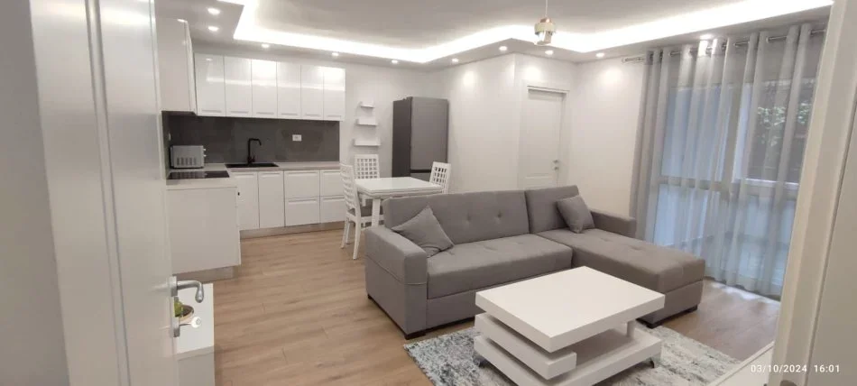Tirane, jepet me qera apartament 2+1 Kati 1, 75 m² 800 € (qender)