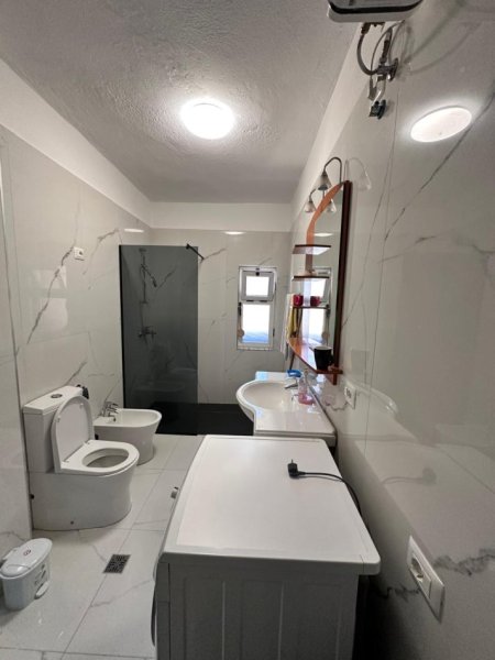 Tirane, jepet me qera apartament 2+1 Kati 8, 99 m² 780 € (Blloku)