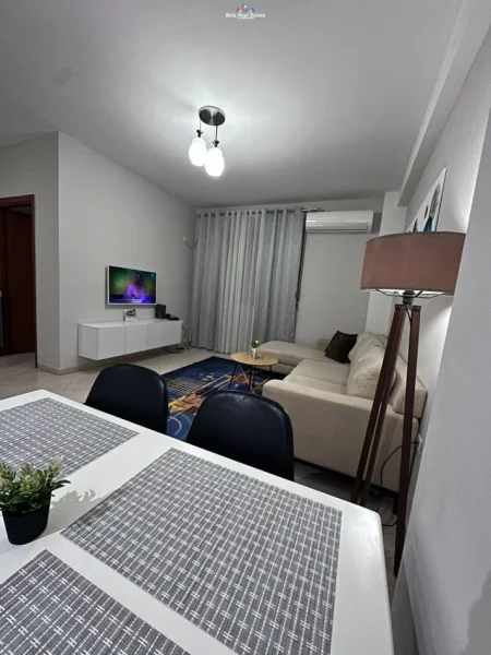 Tirane, jepet me qera apartament 1+1+Ballkon Kati 5, 65 m² 650 € (rruga e kavajes)