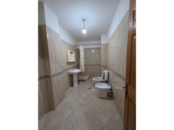 Tirane, jap me qera apartament 2+1+Ballkon Kati 4, 94 m² 400 € (RRUGA 5 MAJI)