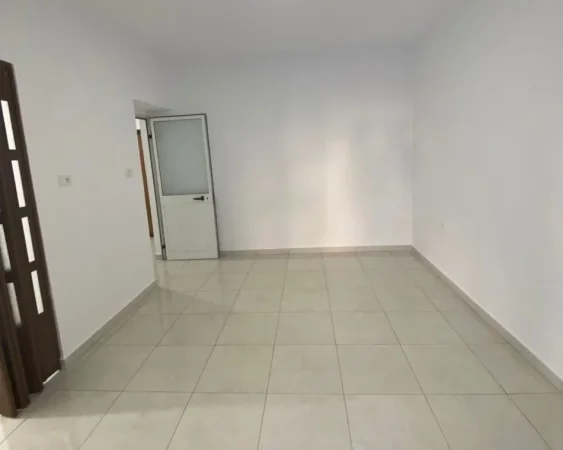Tirane, jepet me qera ambjent biznesi Kati 0, 60 m² 700 € (rruga e kavajes , 21 dhjetori)