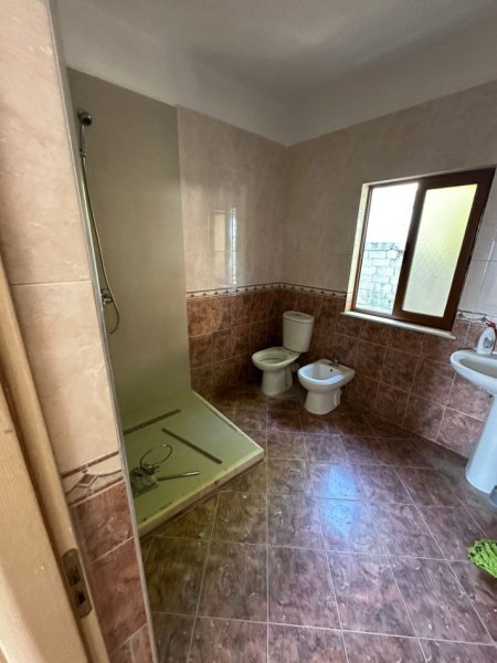 Tirane, jepet me qera shtepi 2+1+Ballkon Kati 1, 130 m² 350 € (Kombinat)