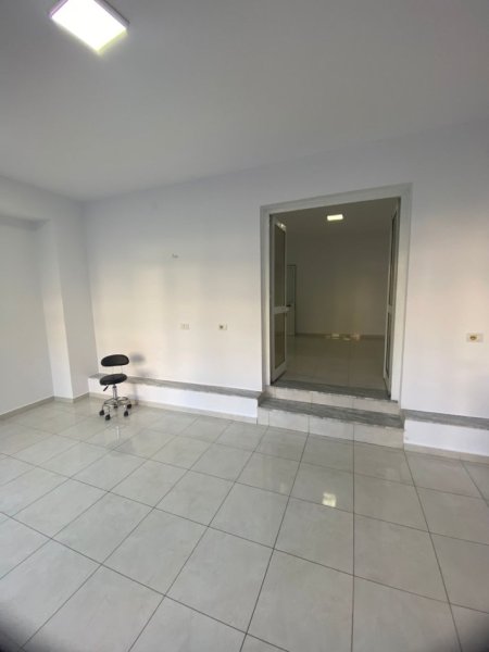 Tirane, jepet me qera dyqan Kati 0, 60 m² 700 € (rruga e kavajes , 21 dhjetori)