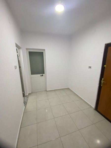 Tirane, jepet me qera zyre Kati 0, 60 m² 700 € (rruga e kavajes , 21 dhjetori)