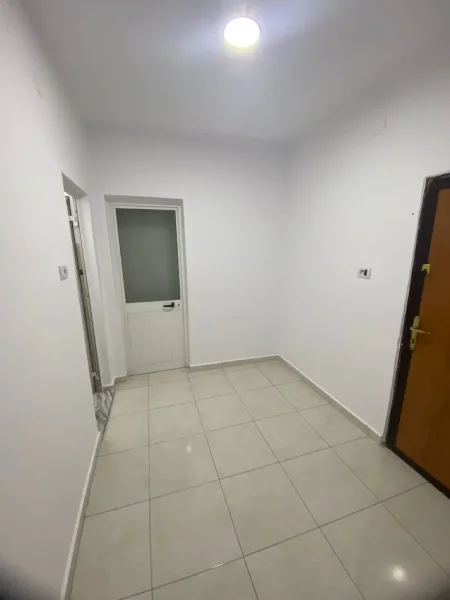 Tirane, jepet me qera zyre Kati 0, 60 m² 700 € (rruga e kavajes , 21 dhjetori)