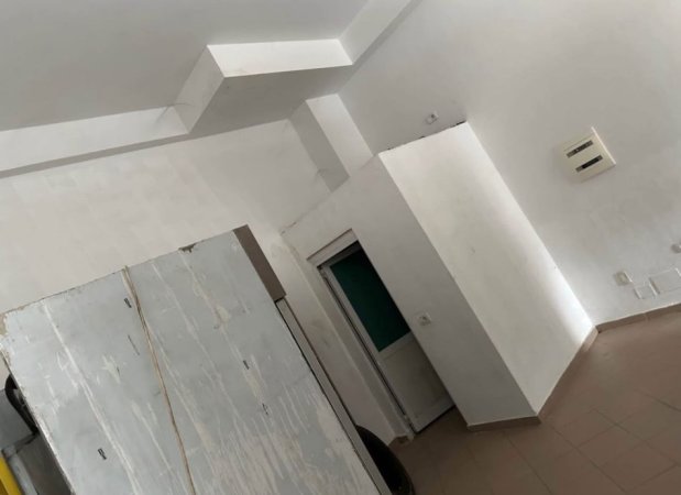 Tirane, jepet me qera dyqan Kati 0, 72 m² 350 € (YZBERISHT)