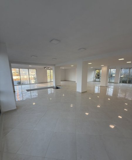 Tirane, jepet me qera ambjent biznesi Kati 0, 260 m² 2.600 € (Bulevardi i Ri)
