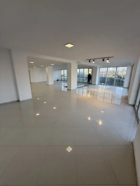 Tirane, jepet me qera ambjent biznesi Kati 0, 260 m² 2.600 € (Bulevardi i Ri)