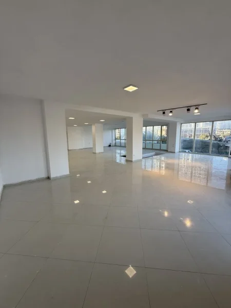 Tirane, jepet me qera ambjent biznesi Kati 0, 260 m² 2.600 € (Bulevardi i Ri)
