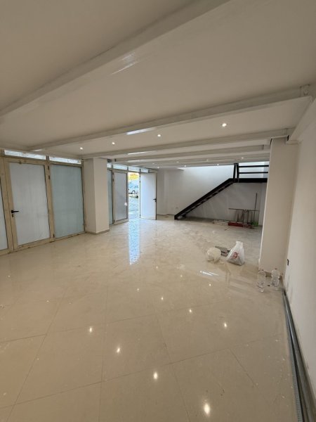 Tirane, jepet me qera ambjent biznesi Kati 0, 260 m² 2.600 € (Bulevardi i Ri)