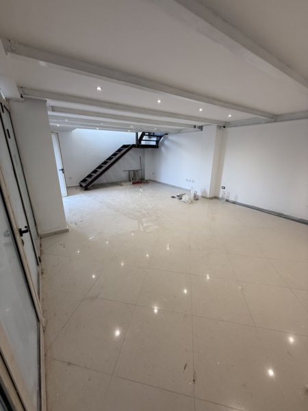 Tirane, jepet me qera ambjent biznesi Kati 0, 260 m² 2.600 € (Bulevardi i Ri)
